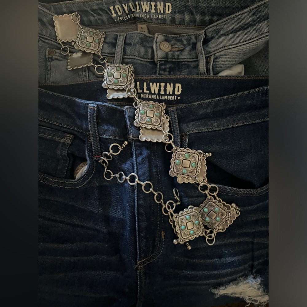 IDYLLWIND PAIR OF FLARED HIGH WAISTED JEANS WITH BELT.